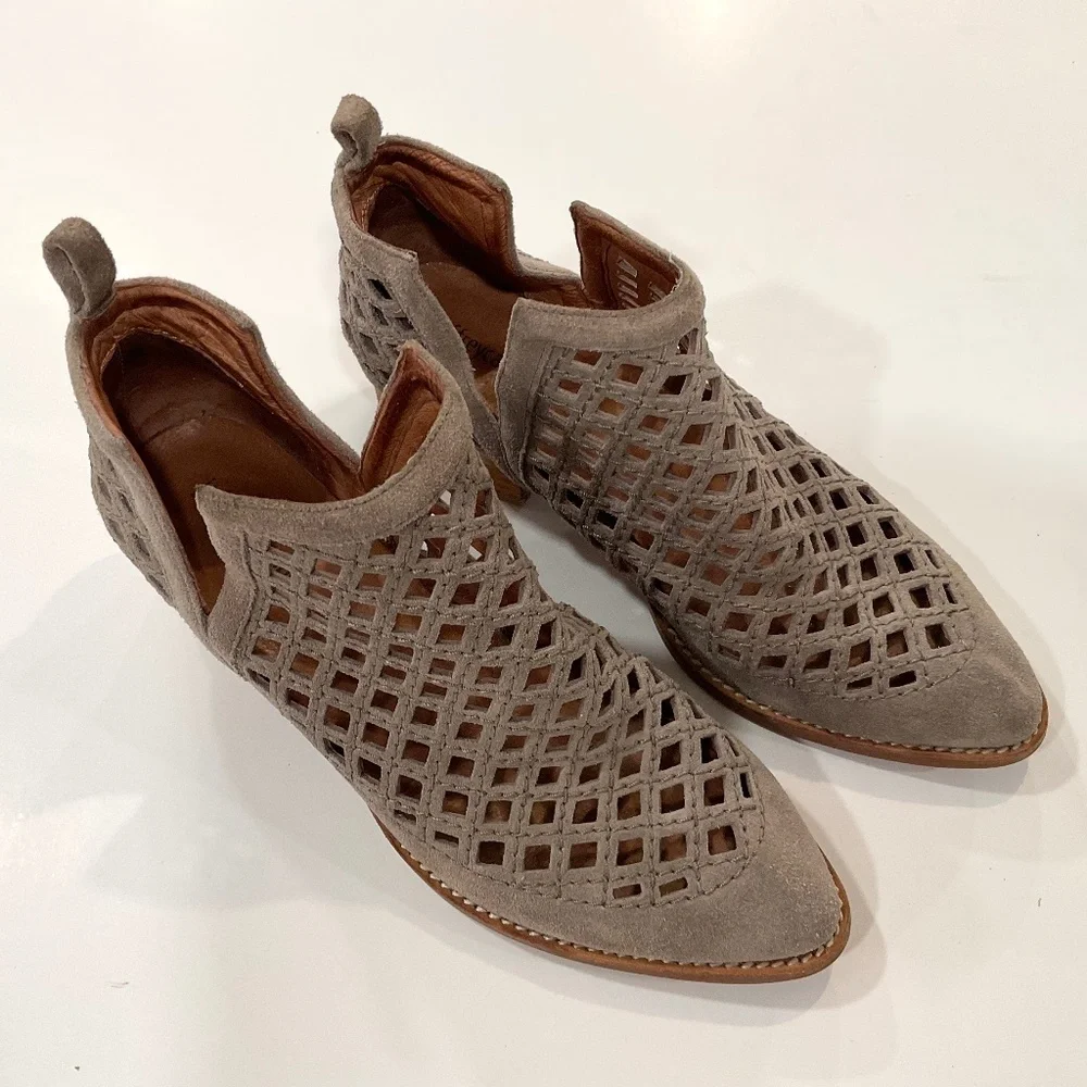 JEFFREY CAMPBELL Taggart Ankle Booties Taupe Suede Size 7.5 Excellent Condition